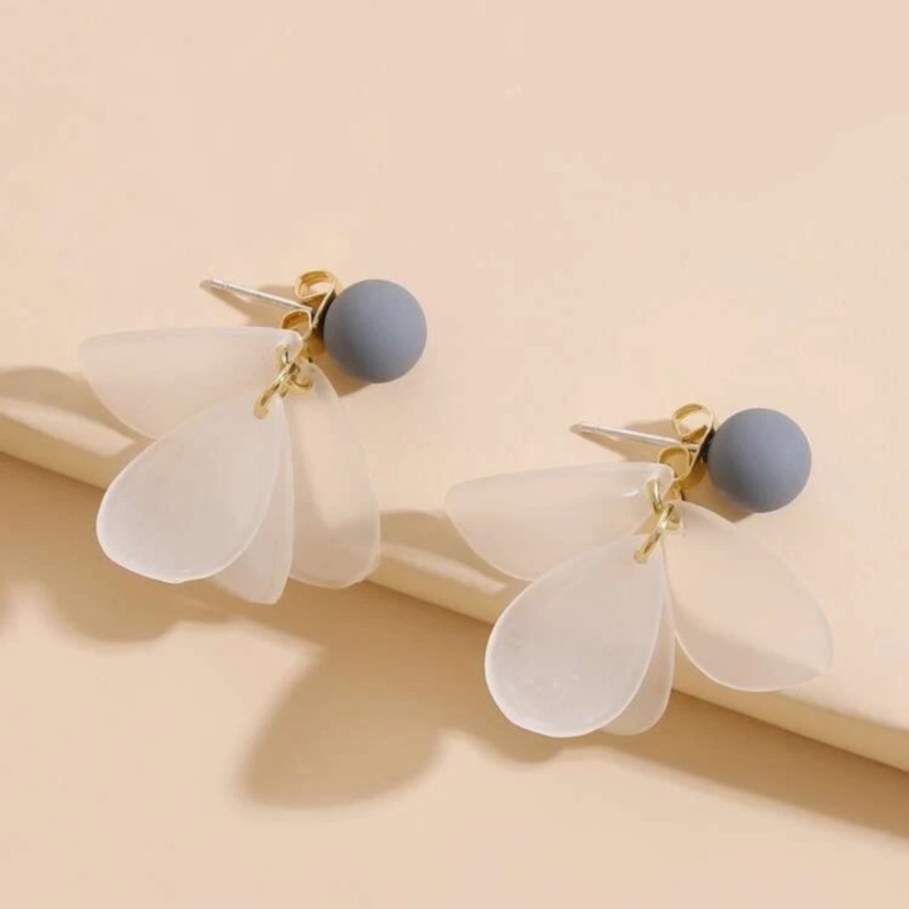 Last! White floral drop acrylic earrings w/ Pearl detail - Picture 4 of 7